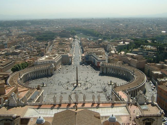 寺院の屋上に出た。<br />サンピエトロ広場が眼前に広がっている。<br />（先ほど見えた像の後ろが下方に見える）