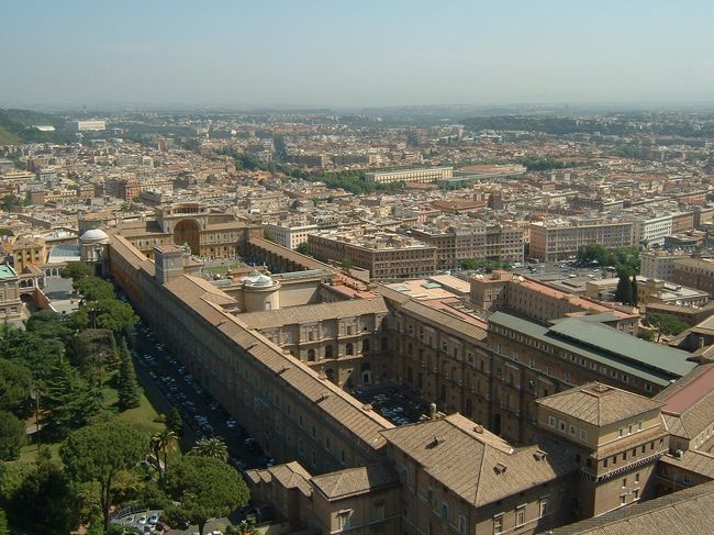 サンピエトロ寺院と一体となっているヴァチカン美術館。