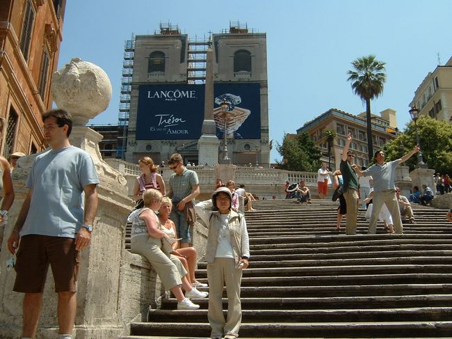 スペイン広場の階段。<br />オードリー・ヘップバーンの『ローマの休日』で有名な階段。