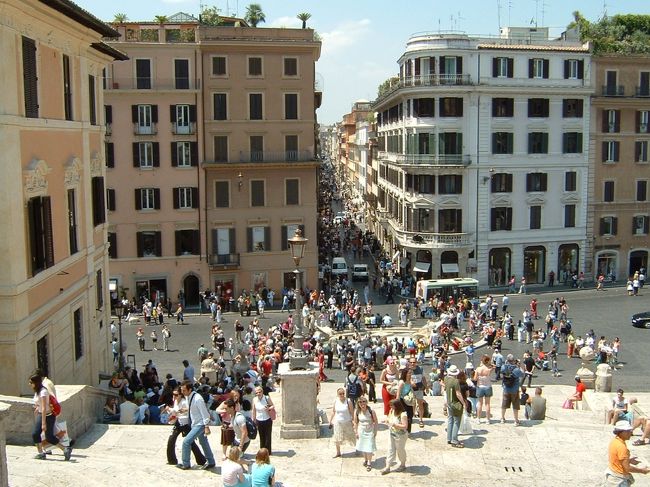 スペイン階段から広場側を見下ろす。<br />前方の建物には、ブルガリ、グッチ、ルイ・ヴィトン、などのお店が立ち並んでいる。<br />広場の中央には噴水がある。