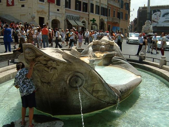 広場の中央にあるバルカッチャ（舟）の噴水。<br />とても印象的な彫刻作品だ。