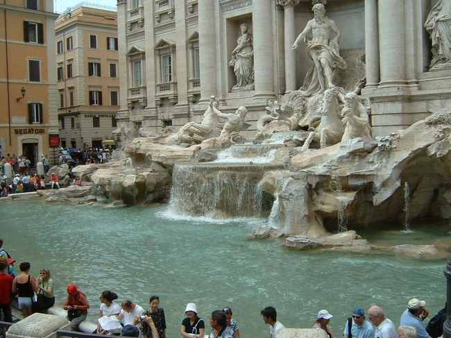 トレヴィの泉。<br />この後ろは普通の建物になっている。<br />この付近は迷路のような道路ばかりで、道に迷いながらようやく辿り着いた。<br />