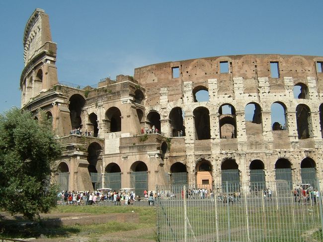 コロッセオ。<br />１世紀に建てられた。６万人を収容できる。