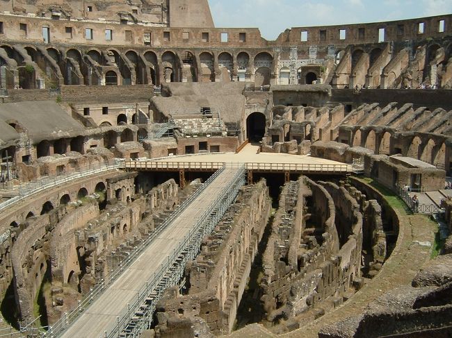 コロッセオの内部。<br />床は朽ちてなくなっているが、床より下は、複雑で迷路のようになっている。
