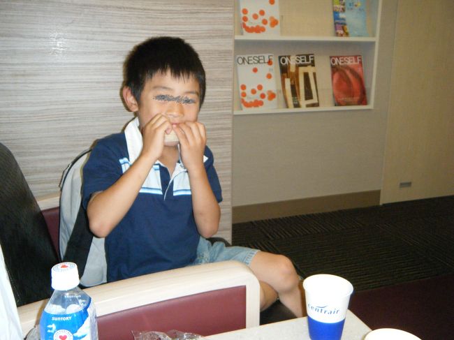 6月27日朝のミュースカイにてセントレア到着。　<br />カードラウンジにてお茶、コーヒーを飲みながら、おにぎり、サンドイッチをほおばります。朝からすごい食欲のようです。