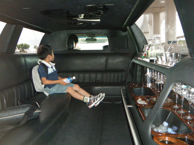 那覇空港到着。今回はルネッサンスツイン一泊と飛行機はJTB手配、他2泊はホテルのインターネット予約にて。今回は義母が一緒のため、奮発してルネッサンスのジュニアスイートを予約。ホテルまでリムジンでの送迎付です。