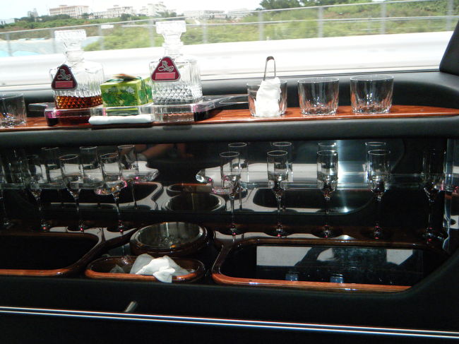 リムジンには、ウイスキー、泡盛、ミネラルウオーター、チョコがセットしてありました。子供は「花より団子の道明寺みたい」と喜んでました。