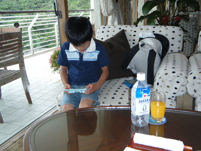 ホテルに到着し、ルネッサンスフロアのスタッフがお出迎え。すぐに11階のラウンジにてチェックイン。その間ゴーヤージュースとオレンジジュースをいただきました。このゴーヤージュースを飲むと沖縄に来た！って感じになります。<br />ここでクラブザビーカードを受け取りました。初めて利用しますが、カードの色はシルバーでした。スタッフの方はダイヤモンドカードって言ってました。このカードを利用すると、マリンメニュー等電話にて予約可能になるようです。