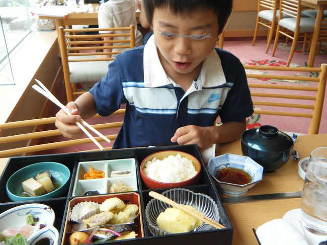 今回は特に予定がないため、ホテルでプール三昧です。まずは早速ザビーカードにて昼食です。初日は和食「彩」にしてみました。小学生の子供にも大人と同じセットが来ました。お刺身やゴーヤのてんぷらがおいしかったようです。