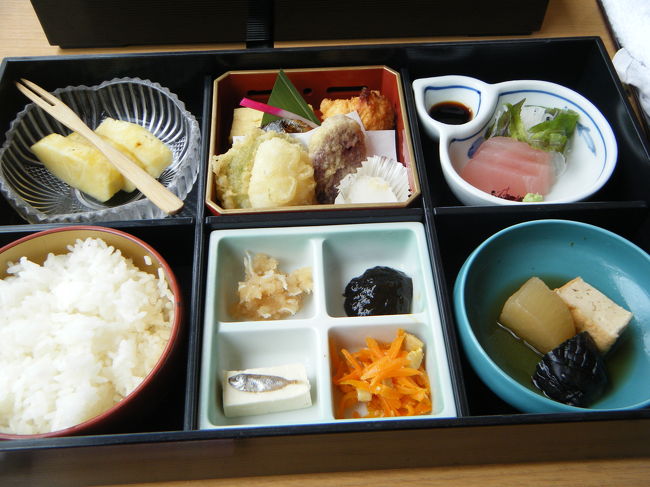 全体的に上品な味付けでした。土曜日でしたが、午後1時頃だったため、かなりすいており、まったりしてしまいました。男性には量が少ないかもしれませんが、私たちには多いくらいでした。他の家族連れのお父さんはご飯をお代わりしていました。