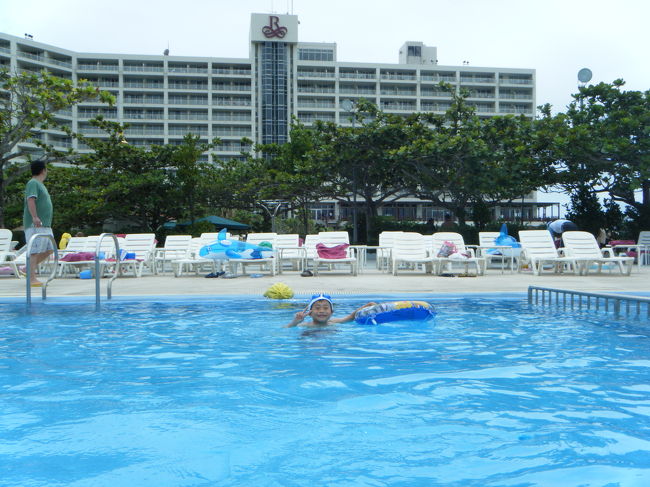 お腹が一杯になったところで、早速プールです。この日はあいにくの曇り空でしたが、湿度が高くじっとしていても汗が出てきます。日焼け止めをしっかりして泳ぎます。<br />義母はお琴の方々と別便で沖縄へ。明日が演奏会なので今日はレンタカーで首里城に行ったようですが、暑さのためダウンした人もいたようです。