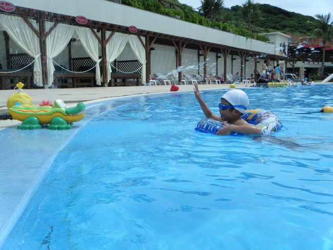 去年はなかったのですが、屋外プールに水を出すワニのオモチャありました。配線の関係でしょうか、水深1.1ｍの所にあるため、小さい子は浮き輪等がないと危ないかも。<br />プールでは無料で借りられるアームヘルパーと、有料の浮き輪のレンタルもありますが、うちはポケモンの浮き輪を持参しました。空気は無料で入れることができます。ただし、部屋に帰るときには浮き輪の空気を抜くようにしましょう。エレベーターが一杯になることが多いため、浮き輪が非常に邪魔になります。ホテルの注意事項にも記載されていますが、一日に3組程度そのままの浮き輪をもって乗っている方がいました。