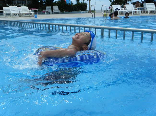 まるで水を得た魚のようです。今年の2月までスイミングに通っていましたが、クロールの息継ぎでつまずき、やめてしまいました。通っている頃と比べると、泳ぎはへたになったような気がします。