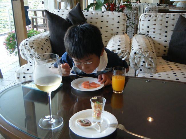 プールから上がり、更衣室でシャワーを浴びました。室内プール側の更衣室は新しくなり、快適でした。<br />その後、ルネッサンスラウンジでカクテルタイムです。オードブルとフルーツとワインを頂きました。おいしかったです。