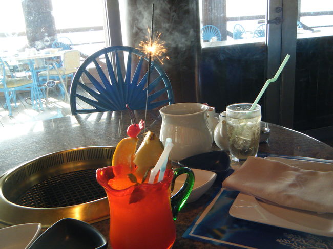 夕食はコーラルシービューにて。子供はジュニアミールパスポートにてセットが無料、私は父の日サンクすうーカードにてウルマコースが1000円、写真のドリンクが1000円で飲み放題でした。<br />ドリンクのフルーツの上には花火がついてました。