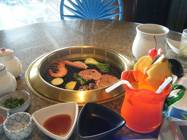 肉を焼いていきます。タレは2種類とお塩もありました。