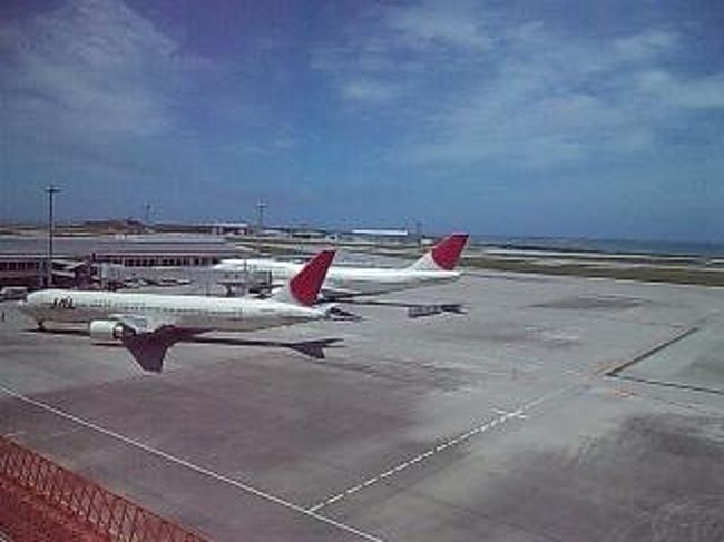 　那覇空港到着。とっても良いお天気。やったー！！！