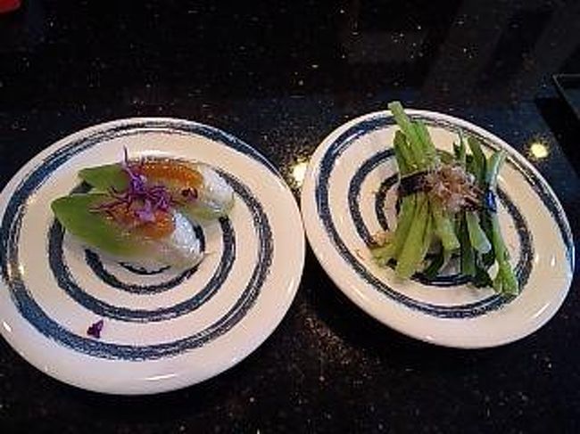 　今回泊まるホテルは空港からバスで２時間かかるところなので、まずはランチ。空港の回転すしに入りました。変わった野菜のお寿司がいっぱい。ヘルシーで美味しかったです。