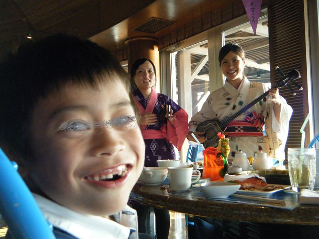 6時より、島唄と三線の弾き語りがありました。テーブルごとに廻ってきてくれて、リクエストすることができました。