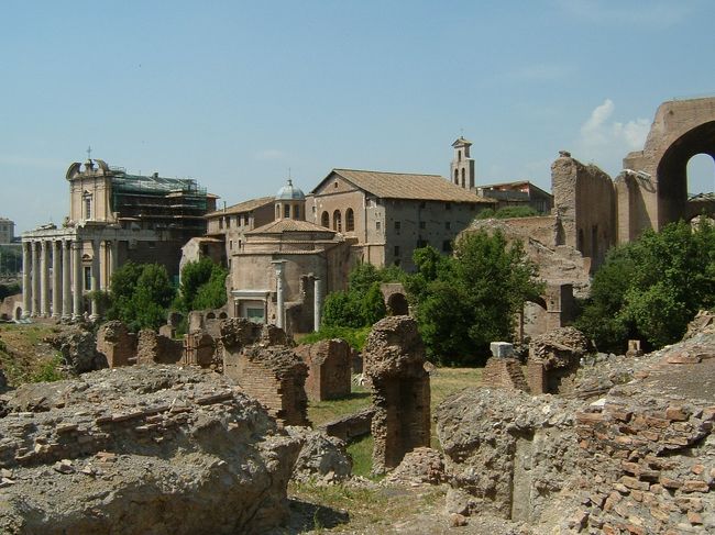コロッセオそばにあるフォロ・ロマーノ。<br />紀元前５０９年から約１０００年間、古代ローマの中心地だった。<br />遺跡の発掘は今も続いている。