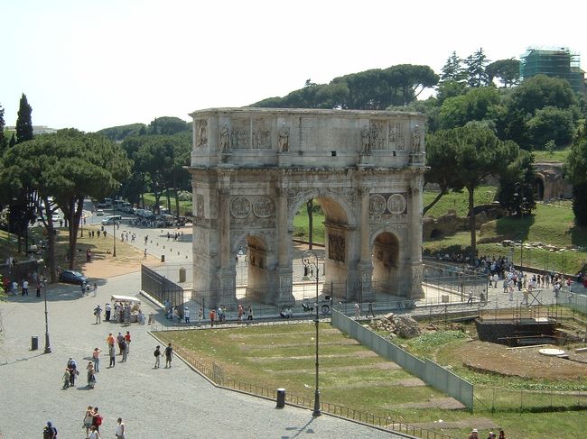 コロッセオの隣にあるコンスタンティヌス帝の凱旋門。<br />３１５年に創建された。