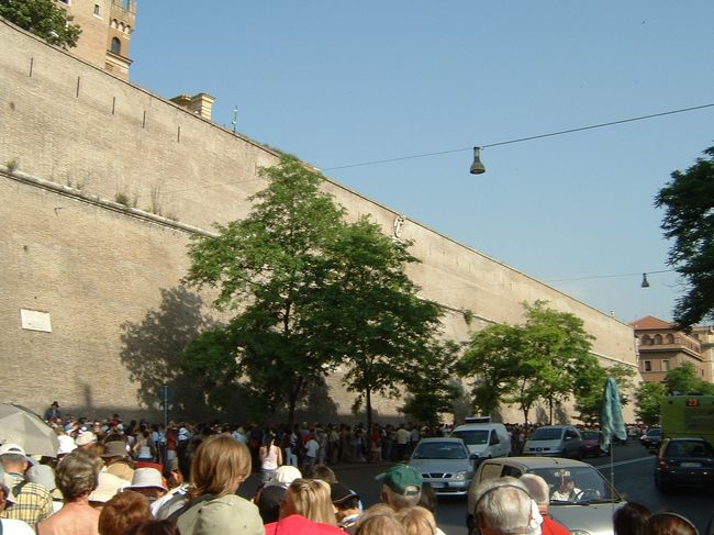 ヴァチカン美術館に入るため、早めに行ってみたものの、既に長い行列ができていた。<br />入場するまで２時間ほどかかった。<br />（左はヴァチカン美術館の外壁。かつての城壁）