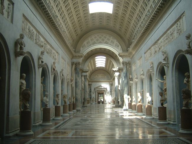 美術館内部の通路。<br />左右に沢山の彫刻が展示されている。