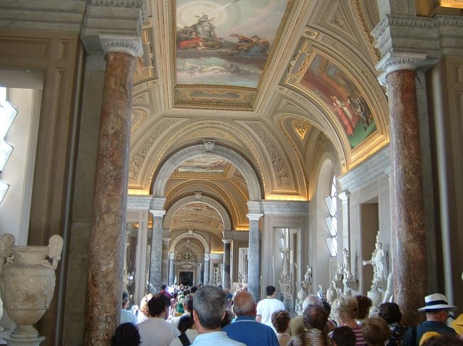 美術館内の天井にも、いたるところに絵が描かれていた。