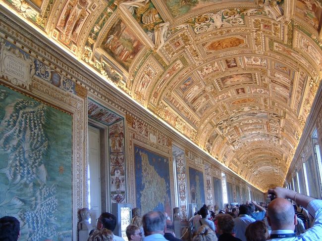 天井には天井画がびっしりと描かれている。<br />左右の壁にはタペストリー（織物）が展示されている。