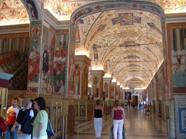 天井には天井画の連続で、圧倒されるばかりだった。