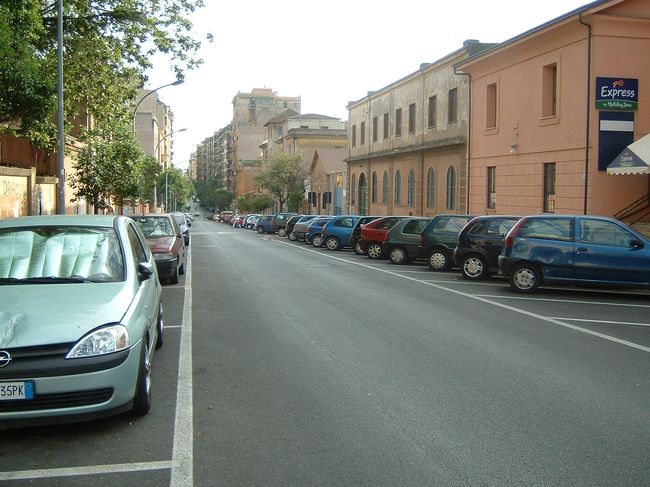 ホテル前の道路。<br />道路に区画線を引いて駐車スペースとして利用している。（合法）