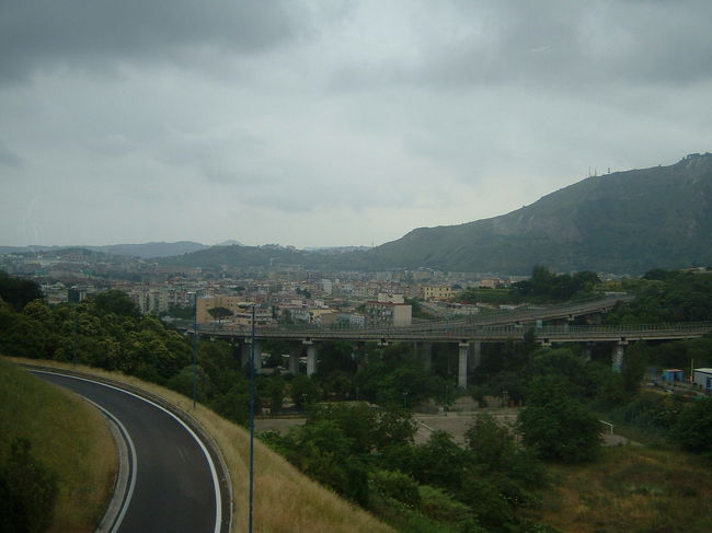 ポンペイの遺跡の手前にあるナポリの街が見えてきた。