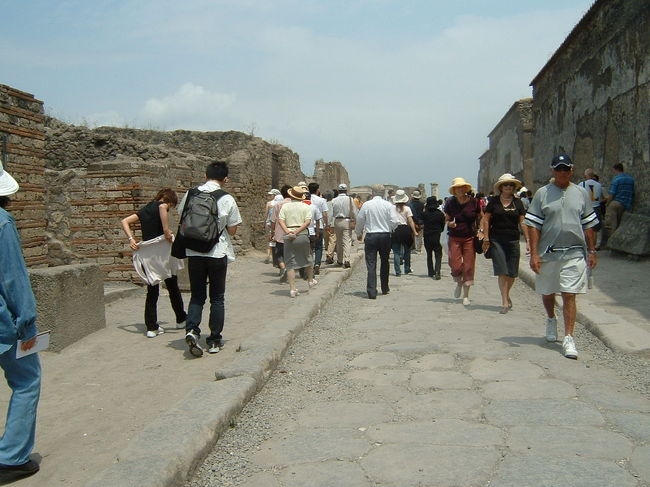 ポンペイの町は、紀元７９年にヴェスビオ火山の噴火により、灰の下に埋もれてしまった。<br />２００年ほど前から発掘作業が始まった。