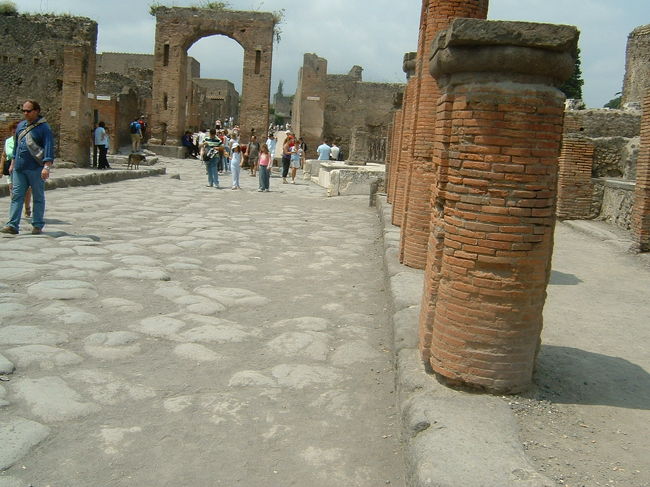 中央の低いところが車道部（馬車が通行していた）、両脇の高いところが歩道部分。