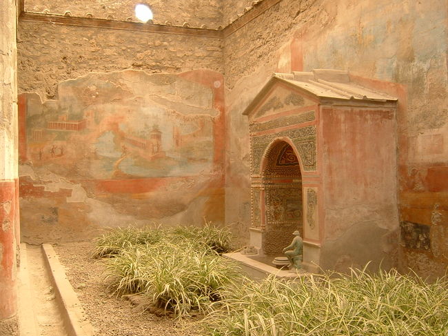 屋根が残っている建物はほとんど残っていなかった。<br />壁画が残っており、大理石は比較的劣化することなく、残っていた。