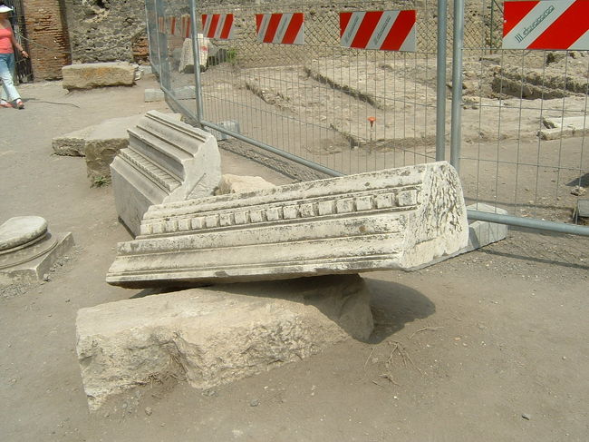 発掘作業はまだ続けられており、通路に遺跡が置かれたままだった。