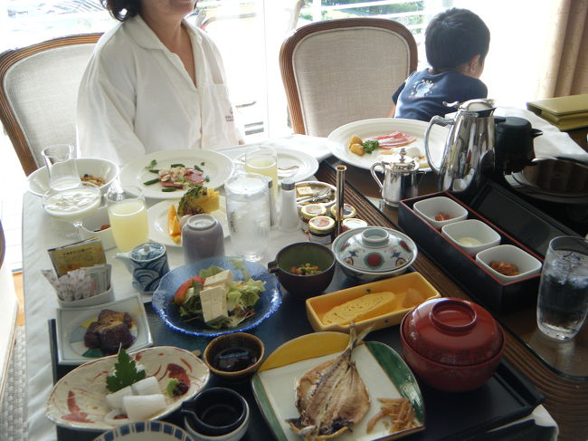 3日目の朝です。今日は和食と洋食のルームサービスにしました。しかし、昨日泡盛を飲みすぎ完璧な二日酔いです。ほとんど食べれませんでした。<br />9時からグラスボードを予約してあったのですが、午後2時からに変更してもらいました。それまでによくならなければ・・・