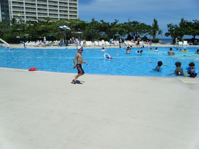 午前中の予定をキャンセルしたため、またプールです。私はカバナで寝てました。