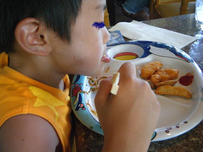 プールで泳いだ後はランチです。<br />義母は2泊でザビーカードがないので、ルネッサンスフロアでも使えるアンビルハウスに行ったのですが、1時で5組待ち。<br />2時からグラスボードがあるため時間がないため、またセールフィッシュカフェです。ここはそんなに待ち時間はありませんでした。<br />子供はまた焼きそばを食べてました。<br />アンビルハウスはプールサイドにある上、テラスは水着着用OKなので日によっては混雑するようです。（土曜も階段の所まで並んでました）。