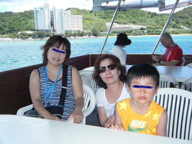 ポイントに到着するまで船上の椅子に座り、クルージングです。スタッフの方がグループごとに写真を撮ってくれました。