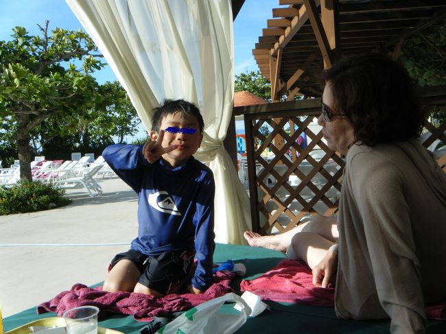 グラスボードの後は、お菓子御殿までタクシーでお買い物です。お土産を買いすべて送りました。ホテルに戻ったのが4時20分で、ぎりぎりチップトップでのお菓子タイムに間に合いました。3時から4時半まで綿菓子、ちんぴん、ポップコーンなど子供は食べ放題です。土曜日も食べたのですが、綿菓子がおいしかったようです。<br />その後はまたプールです。カバナでのんびりしました。