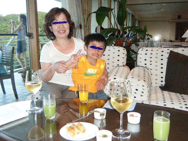 六時までプールで遊び、フロアラウンジでカクテルタイムです。オードブルは日替わりなので、毎日行っても飽きません。温菜のえび春巻きがおいしかったです。