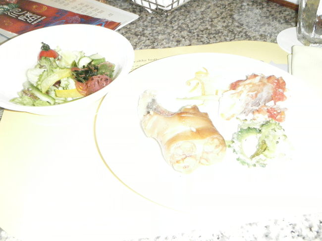 写りが悪いですが、夕食はてびちやゴーヤチャンプルなど沖縄色が強いメニューでした。デザートも、ランチではクレープ、ディナーではちんぴんでした。