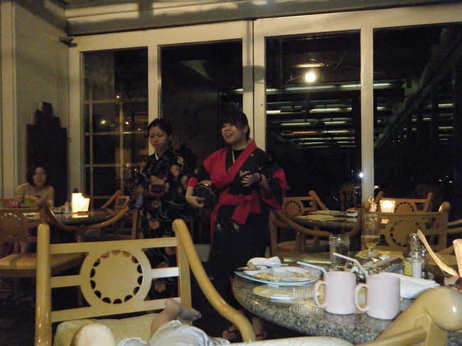 セールフィッシュカフェでは三線にあわせて、唄を歌ってくれました。大体4テーブルごとに回ってきます。この日のお姉さんたちが一番のりがよかったです。