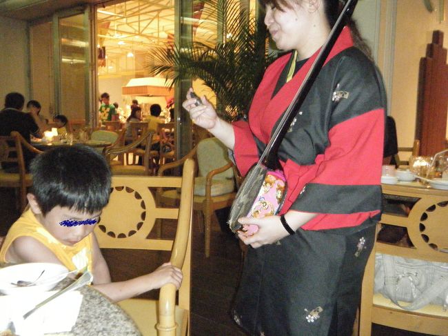 義母がお琴をやっているので、三線にも興味があり、少しお話してくれました。子供に三線を指で鳴らしてくれました。<br />この後、山田温泉に行きましたが、混雑はなかったです。洗濯もしましたが、あまり多く乾燥機に入れると乾かないため注意です。初日も洗濯しましたが、11Fの乾燥機が空いてなく（止まっているのに乾いてないため）、ホテルスタッフに確認して10Fの乾燥機を使用しました。<br />4日目に続きます。