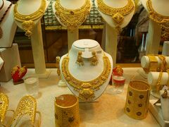 ニューゴールドスークに到着。
ドバイと言えばゴールド。
CITY OF GOLDと言われる程なので、
さすがにすごい数のゴールドショップが並んでる。
世界一お安く手に入るとか。
けど使ってるゴールドのグラム数もすごいので
結構なお値段のものばかり。
だけど残念ながらデザインが古いような…

