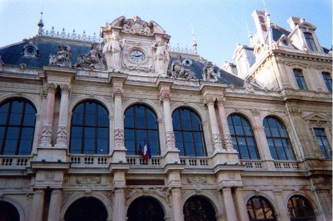 リヨンの日曜はがらんとしていました。