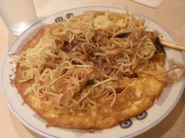 これです！これこれ。焼きそば好きの私は、いつか絶対食べてみたいと思っていた梅園焼きそば９００円です。外は、たまごが”かりっ”焼きそばの中からあんかけが････具材にお金がかかってないのにとってもおいしい。大満足。。