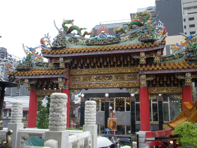 関帝廟も雨。。。日本全国夏のような暑さの中なぜかここだけ。雨･･･。ついてない。そこで、すぐ近くで時間つぶしと不安払拭をかねて、初めて手相を見てもらうことに。<br />→　さすが占い師。悪いことは言いませんでしたね。どうもありがとうございます。雨の中でも元気がでました。（ちなみに50くらいから占いの勉強して占い師になるといいといわれました･･･びっくり！！）