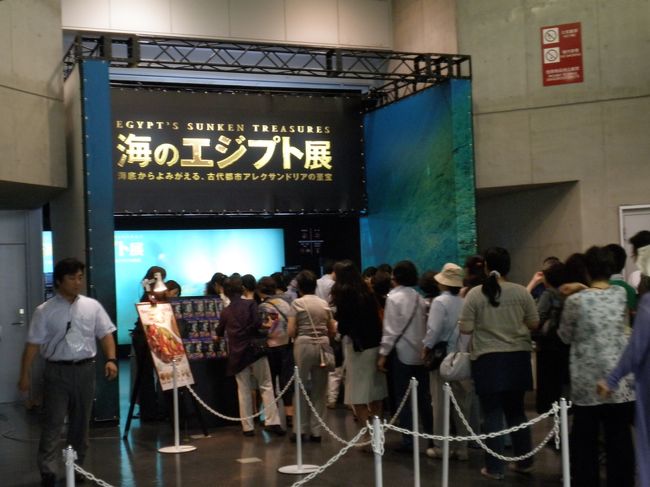 開館（9：30）前に行ったのにもうすでに人が並んでいます！！！わーん。早くチケット買わなくちゃ。<br />中に入ってみると、かなり見ごたえがありました。（ガイドを借りて説明を聴きながら回ると3時間弱かかりました。ただし、最近のある程度の西洋史の知識があるひとなら必要ないかもしれません）<br />でも、月曜なのになんで小学生がはしりまわっているんだろう？？？